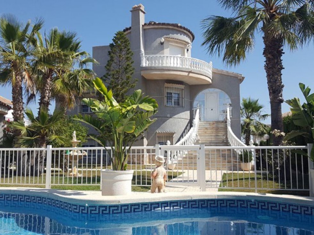 4 Bedroom 3 Bathroom Villa in Villamartin