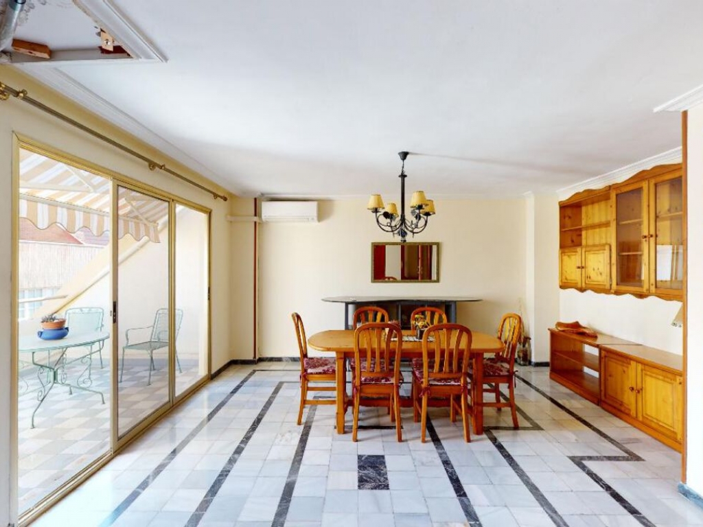 5 Bedroom 3 Bathroom Apartment in Elda