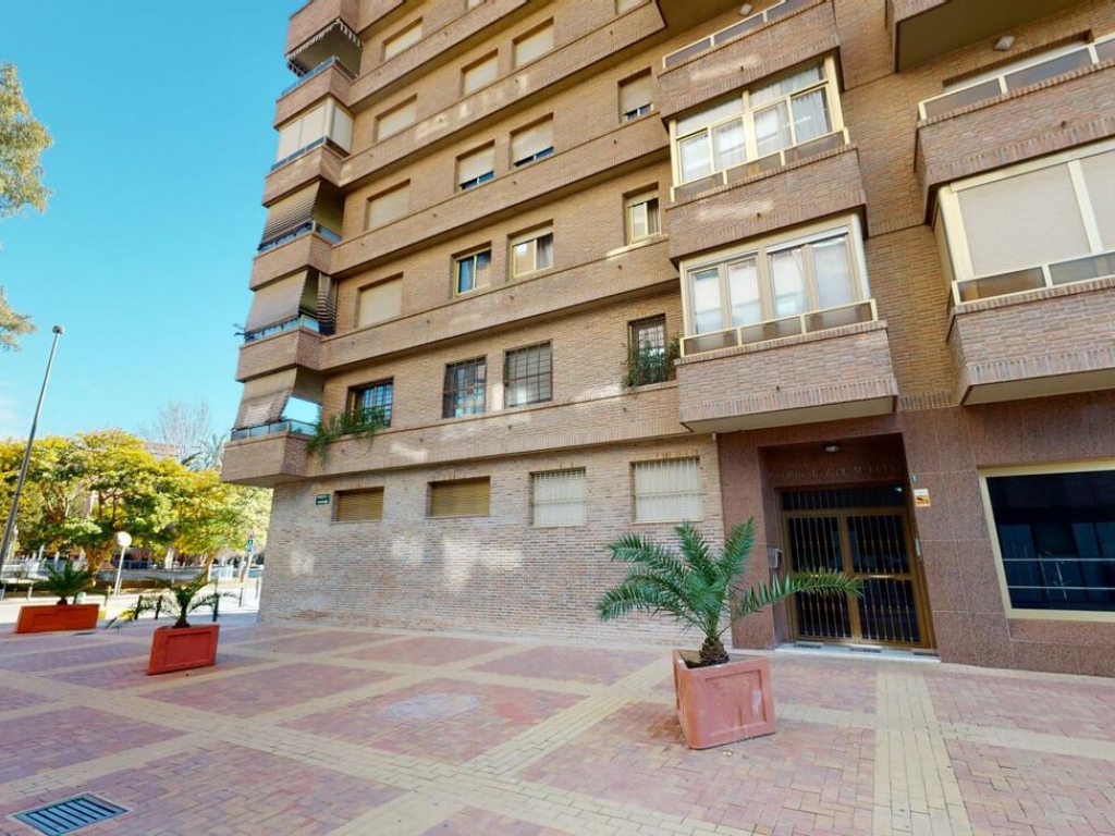 5 Bedroom 3 Bathroom Apartment in Murcia