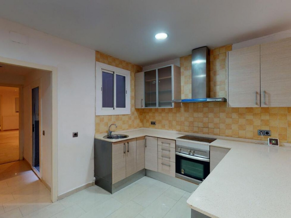 3 Bedroom 1 Bathroom Apartment in Poble Sec