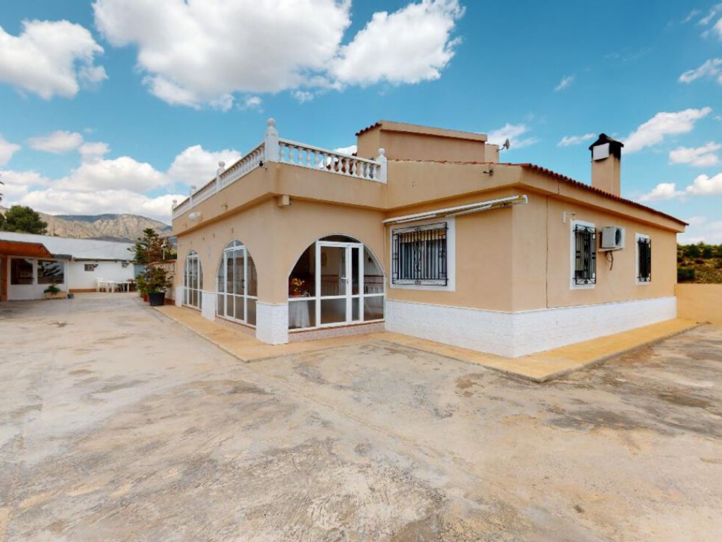 7 Bedroom 4 Bathroom Villa in Albatera