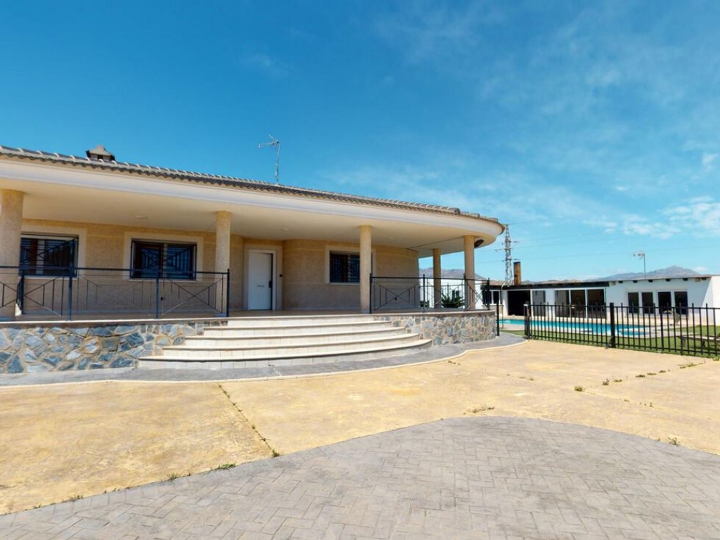 5 Bedroom 3 Bathroom Villa in Alicante