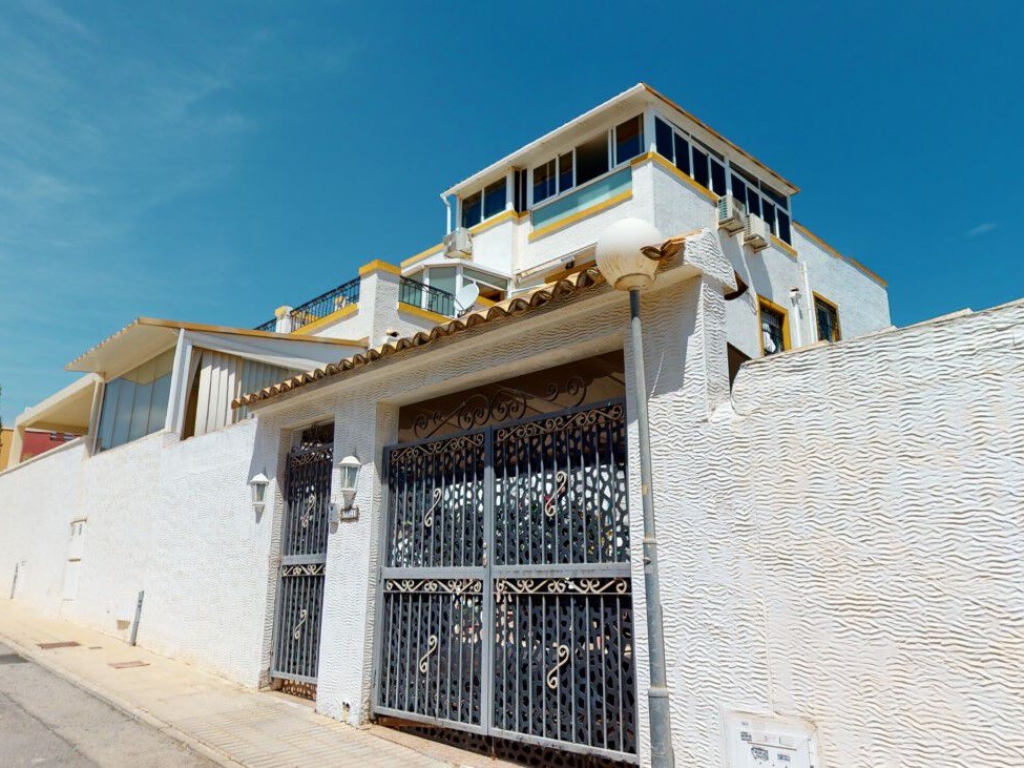 3 Bedroom 2 Bathroom Villa in Los Altos
