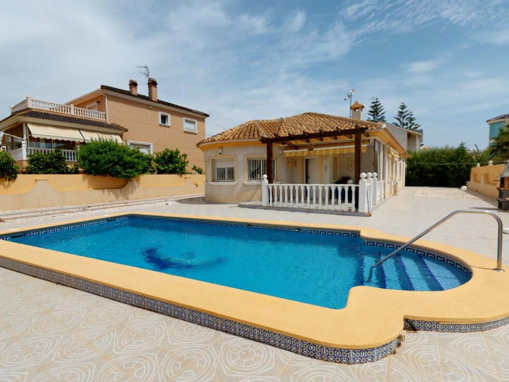 3 Bedroom 2 Bathroom Villa in La Zenia