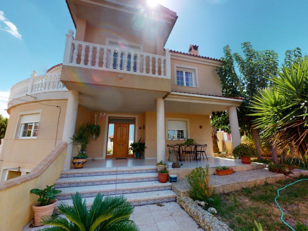 4 Bedroom 3 Bathroom Villa in Las Torres De Cotillas