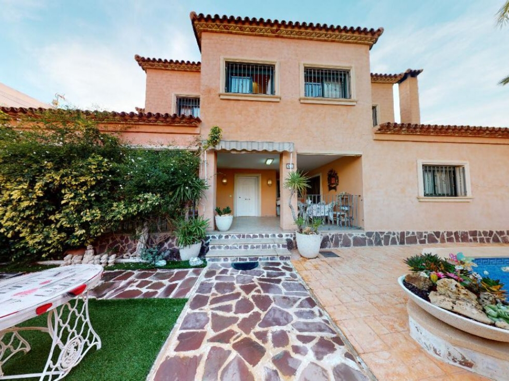 3 Bedroom 4 Bathroom Villa in Elche