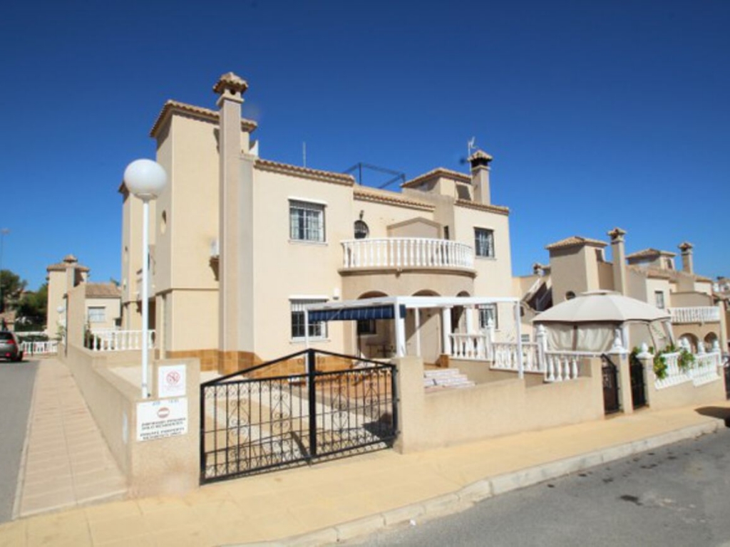 3 Bedroom 2 Bathroom Villa in El Galan