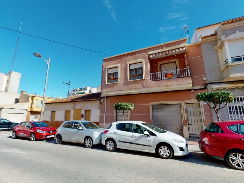 5 Bedroom 1 Bathroom Townhouse in Guardamar del Segura