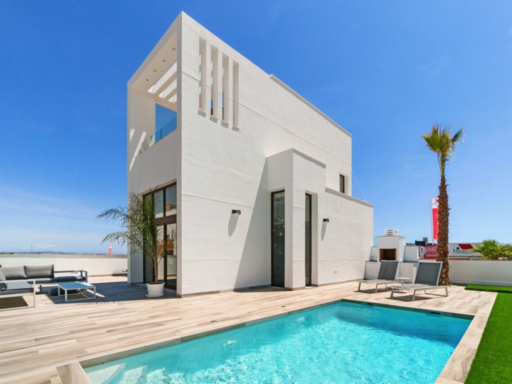 3 Bedroom 3 Bathroom Villa in Torrevieja