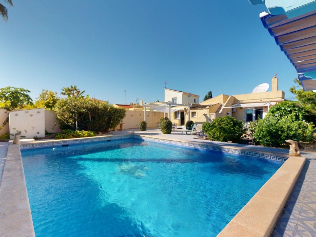 3 Bedroom 2 Bathroom Villa in Torrevieja