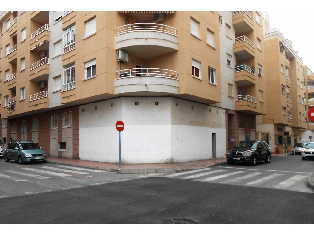 Cheapest commercial unit in Torrevieja! Corner unit 62m2