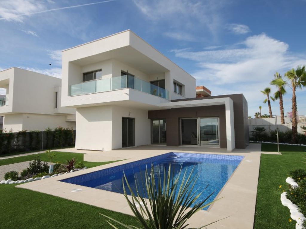 3 Bedroom 3 Bathroom Villa in Los Montesinos