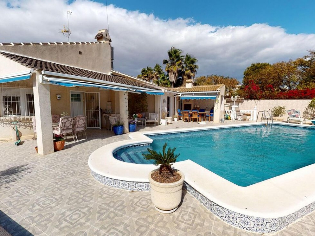 4 Bedroom 3 Bathroom Villa in Los Alcazares