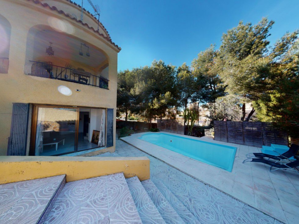 6 Bedroom 3 Bathroom Villa in Villamartin