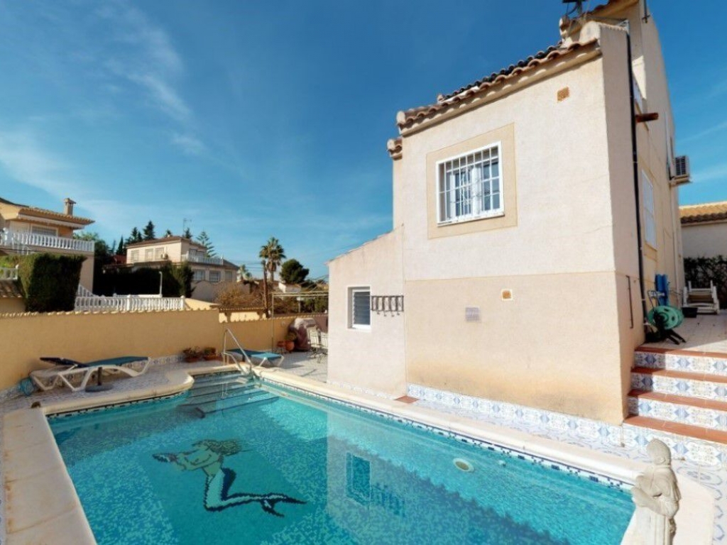 3 Bedroom 2 Bathroom Villa in Torrevieja