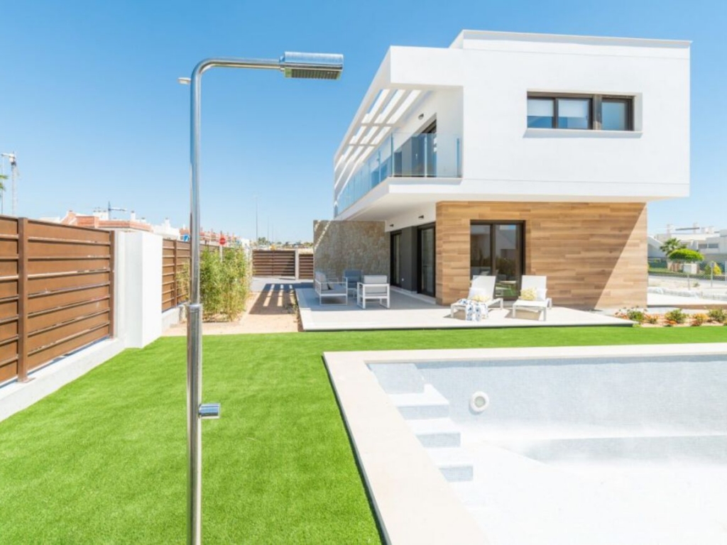 3 Bedroom 3 Bathroom Villa in Mil Palmeras