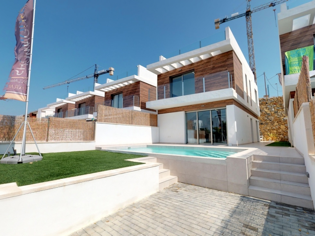 3 Bedroom 3 Bathroom Villa in Villamartin