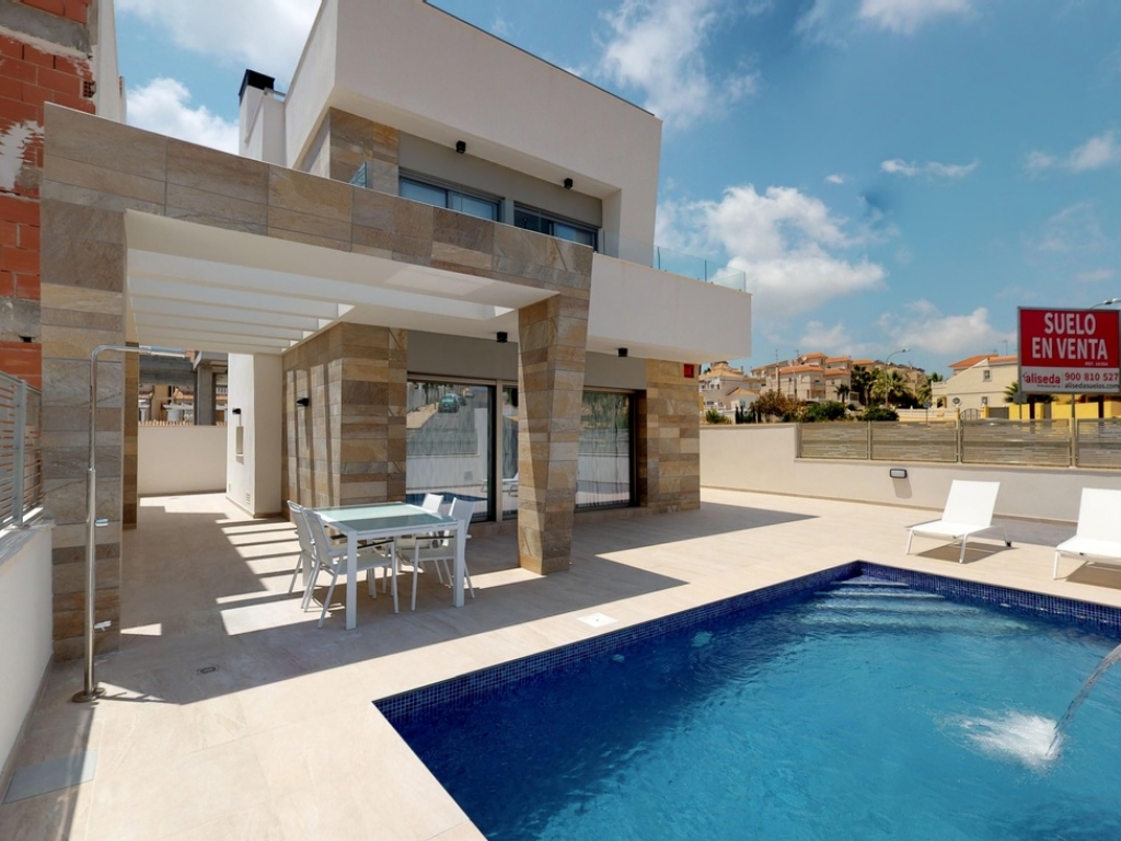 3 Bedroom 3 Bathroom Villa in Villamartin