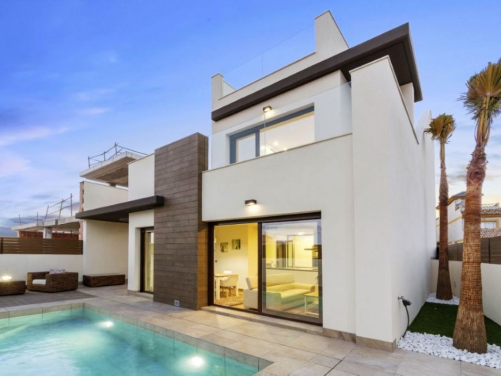 3 Bedroom 3 Bathroom Villa in Los Montesinos