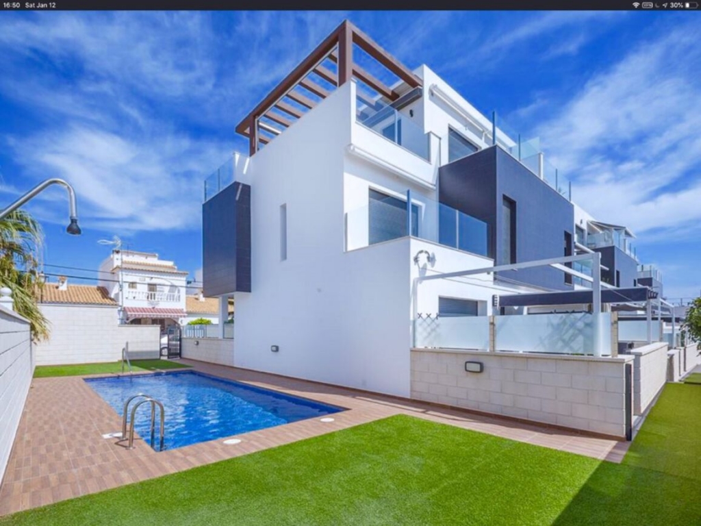 3 Bedroom 3 Bathroom Apartment in Villamartin