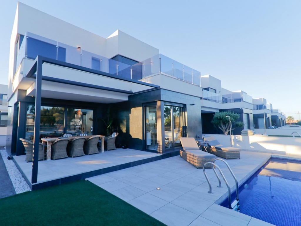 3 Bedroom 3 Bathroom Villa in Guardamar Del Segura